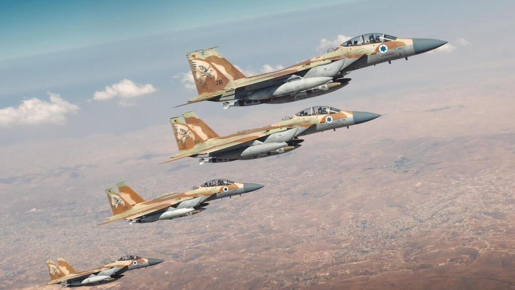 Израильские истребители на пути в Иран во время операции "Народ - лев" (Фото: пресс-служба ЦАХАЛа ) מטוסי F-15 בדרכם לתקיפה באיראן