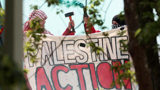פעילי Palestine Action ב בבריטניה על גג של מתחם שלטענתם קשור לחברצת אלביט הישרארלית 1 ביולי
