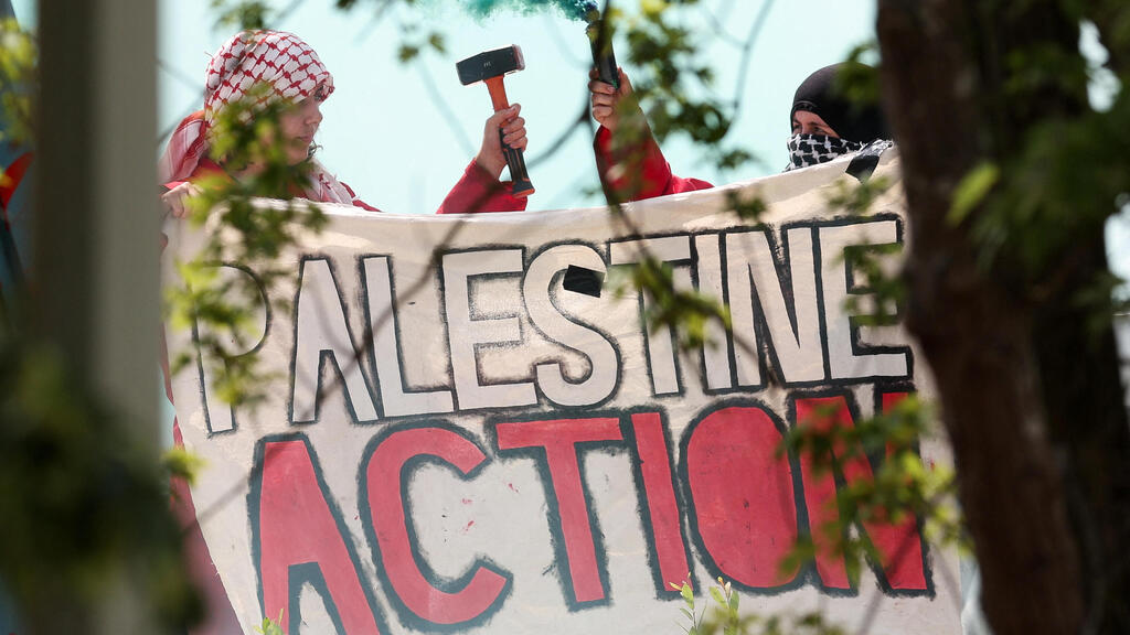 פעילי Palestine Action ב בבריטניה על גג של מתחם שלטענתם קשור לחברצת אלביט הישרארלית 1 ביולי