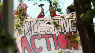פעילי Palestine Action ב בבריטניה על גג של מתחם שלטענתם קשור לחברצת אלביט הישרארלית 1 ביולי