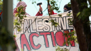 פעילי Palestine Action ב בבריטניה על גג של מתחם שלטענתם קשור לחברצת אלביט הישרארלית 1 ביולי