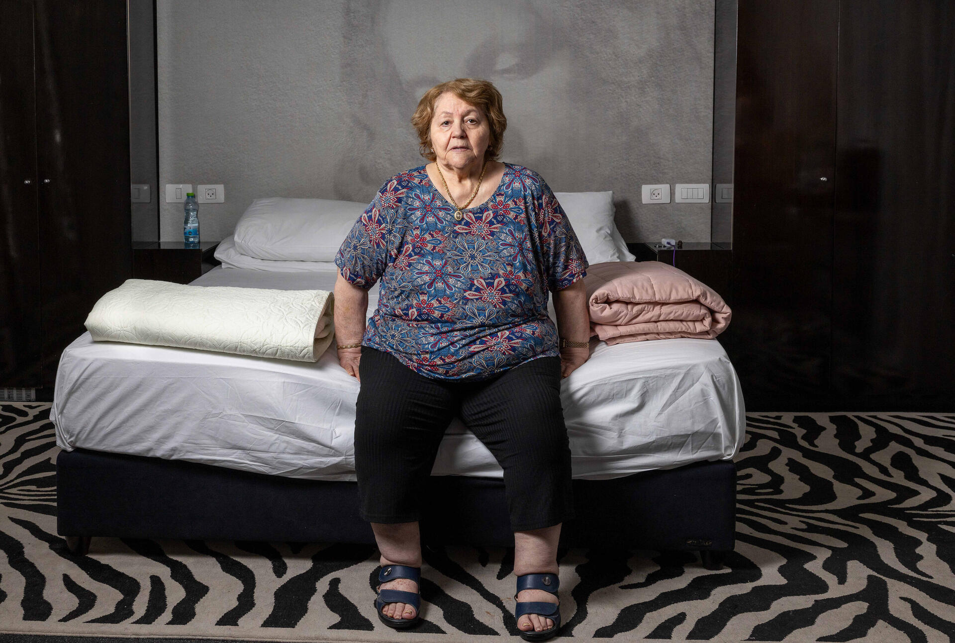 נטלי, מפונה מהבניין שנפגע בבת ים, בבית מלון בתל-אביב 