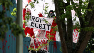 פעילי Palestine Action ב בבריטניה על גג של מתחם שלטענתם קשור לחברצת אלביט הישרארלית 1 ביולי