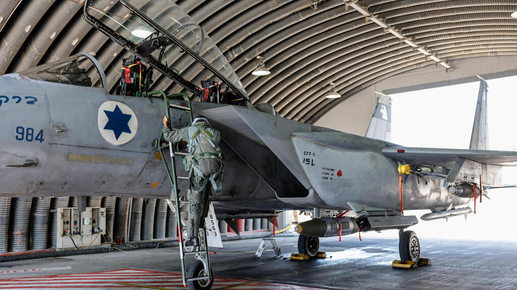 מטוס f-15 בבסיס תל נוף