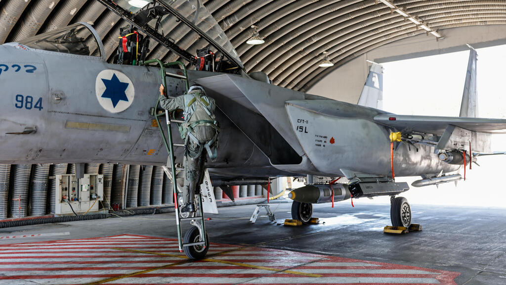 מטוס f-15 בבסיס תל נוף