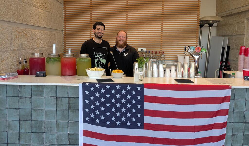 Kedem Yomtov (left) and Gidon Land (right), with Gush Etzion Brewstillery 
