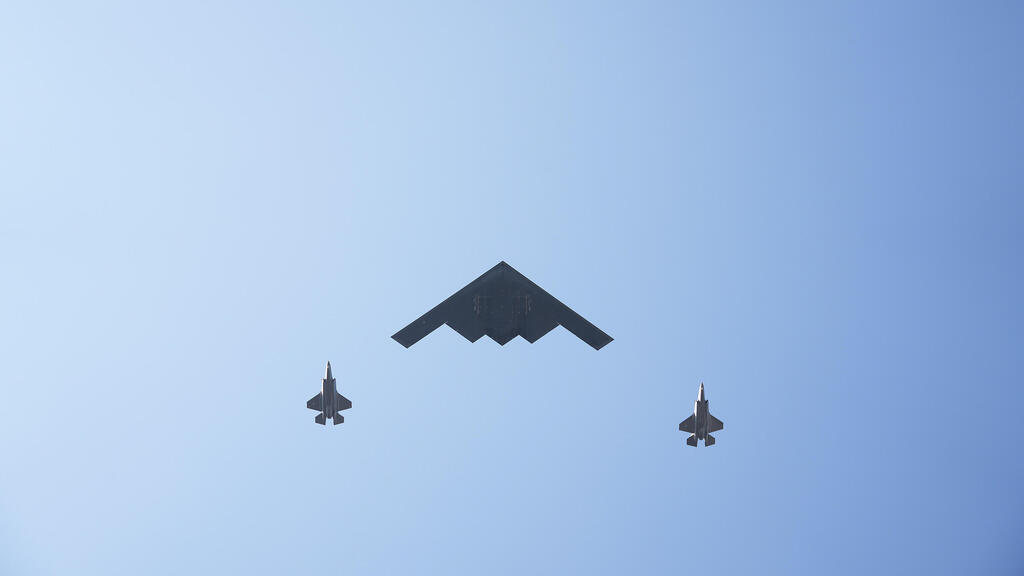 מטס של מטוסי קרב עם מפציץ B-2 מעל הבית הלבן וושינגטון ב חגיגות 4 ביולי ארה"ב