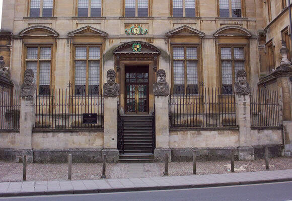 From ancient navigation instruments to medical equipment. The façade of the History of Science Museum at the University of Oxford (Photo: Wikipedia, public domain) From ancient navigation instruments to medical equipment. The façade of the History of Science Museum at the University of Oxford