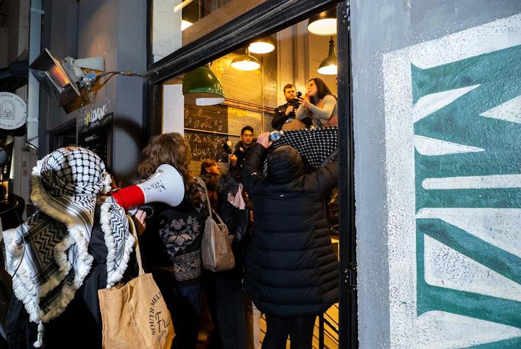 Pro-Palestinian protesters outside Israeli Chef Eyal Shani's Melbourne restaurant (Photo: from social media) פרו פלסטיניים ליד המסעדה של אייל שני