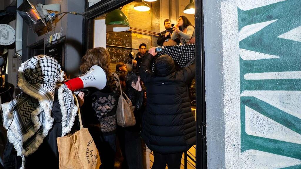Violent pro-Palestinian protests outside Israeli chef Eyal Shani’s restaurant (Photo: From social media networks) פרו פלסטיניים ליד המסעדה של אייל שני