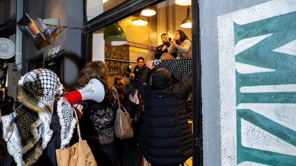 Pro-Palestinian protesters outside a resteraunt owned by Israeli Eyal Shani (Photo: Social media) פרו פלסטיניים ליד המסעדה של אייל שני