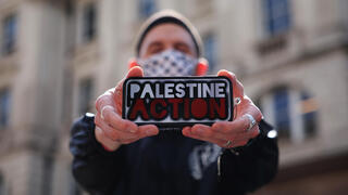 פעילים פרו פלסטינים פרו-פלסטינים מ Palestine Action בהפגנה מחוץ לבית המשפט ב לונדון נגד הכרזה על הארגון ארגון טרור בריטניה