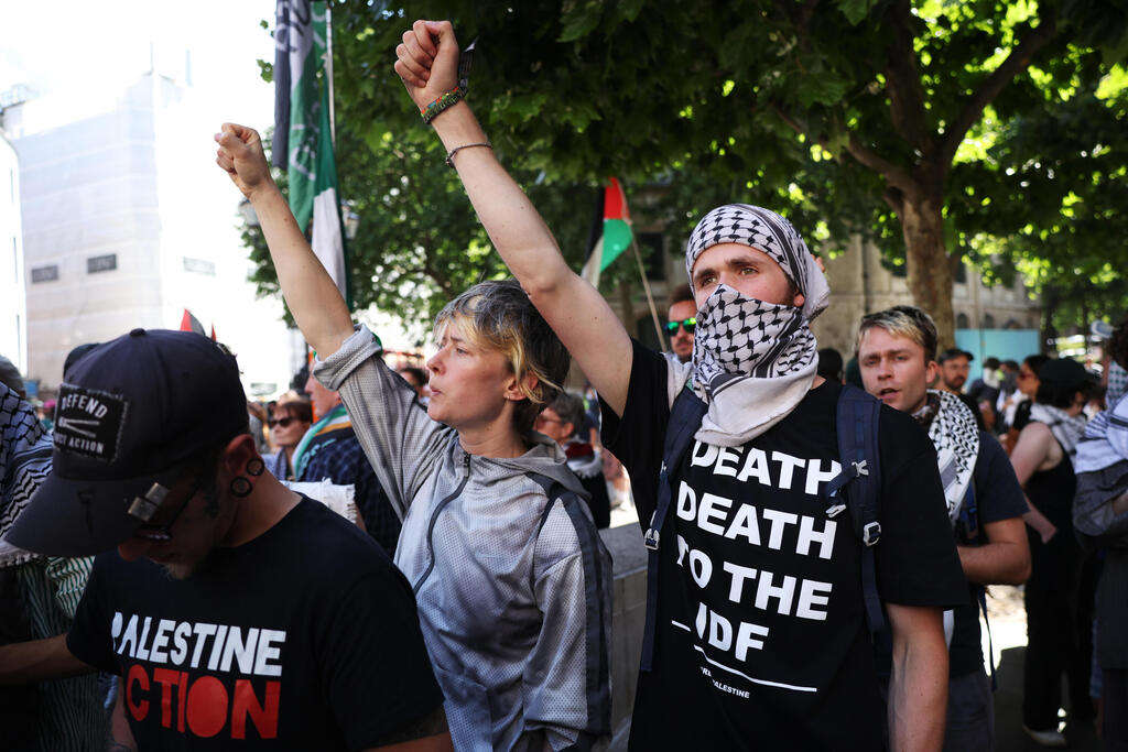 Pro-Palestinian Palestine Action activists protest outside a London court against Britain’s designation of the group as a terrorist organization (Photo: Dan Kitwood/Getty Images) פעילים פרו פלסטינים פרו-פלסטינים מ Palestine Action בהפגנה מחוץ לבית המשפט ב לונדון נגד הכרזה על הארגון ארגון טרור בריטניה