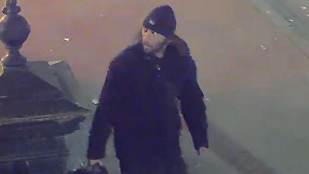 Photo of suspected arsonist released by Melbourne police forces (Photo: Victoria Police) תמונה שפרסמה המשטרה במלבורן. ייתכן שמדובר בחשוד בהצתה
