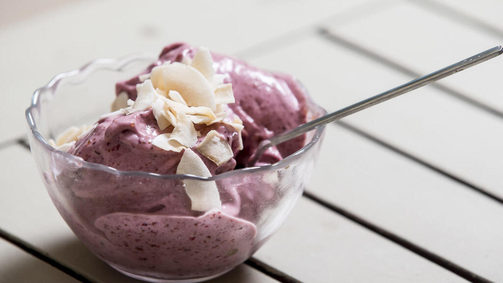 Banana and berry ice cream (Photo: Rami Zerenger) גלידת בננה פירות יער