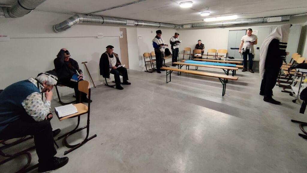 תופסים מחסה במקלט בית הכנסת בקייב