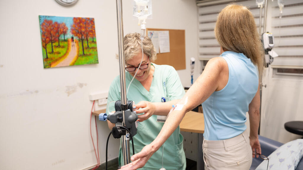 Patient recieving Alzheimer’s Disease altering medication at Sourasky Medical Center (Photo: Yuval Chen) מטופלת בתרופה לעיכוב אלצהיימר בבית החולים איכילוב