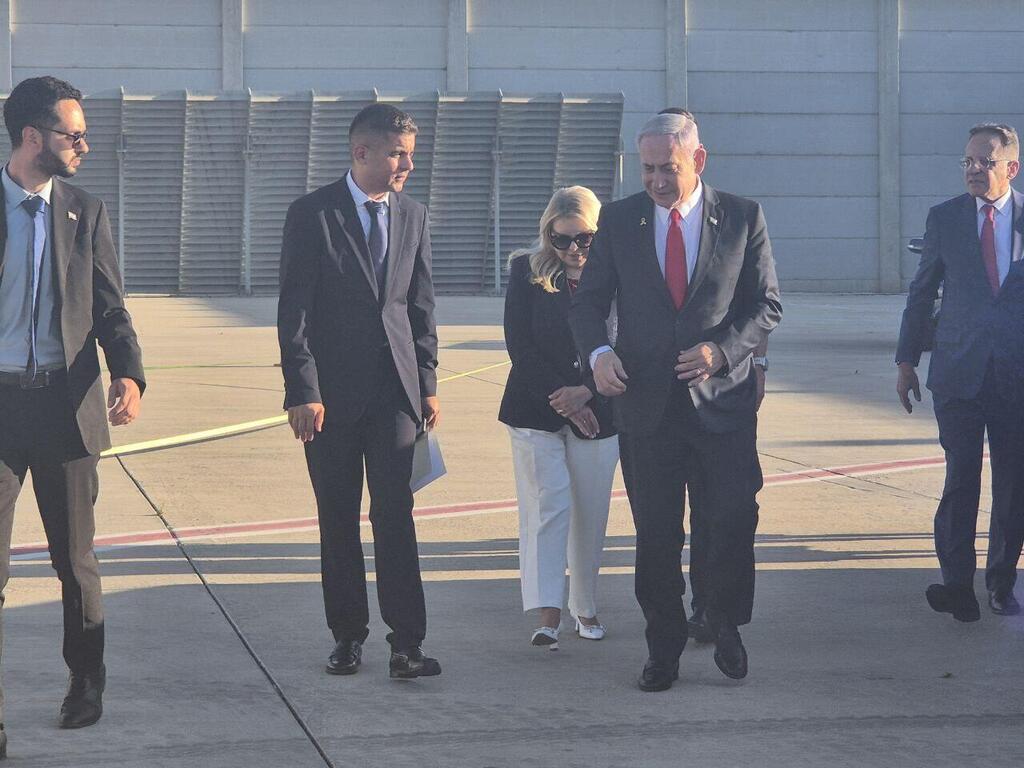 Prime Minister Benjamin Netanyahu and his wife Sara on the tarmac at Ben Gurion Airport before his departure for Washington (Photo: Ilana Curiel) נתניהו ממריא לוושיגנטון