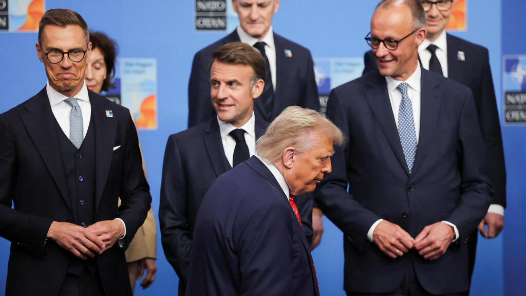 Trump between German Chancellor Mertz and French President Macron (Photo: REUTERS/Christian Hartmann/Pool) קנצלר גרמניה פרידריך מרץ ונשיא צרפת עמנואל מקרון לצד נשיא ארה"ב טראמפ בפסגת נאט"ו 25 ביוני