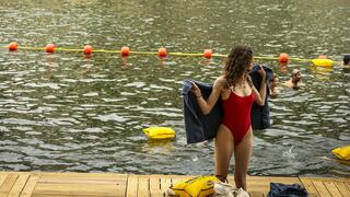 אישה מתנגבת לאחר ששחתה בנהר הסן בפריז