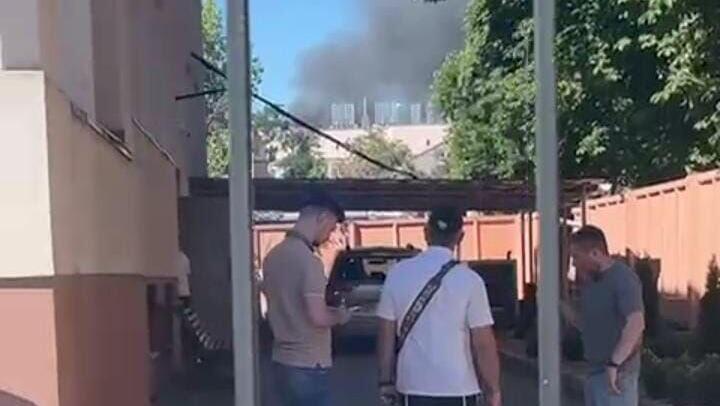 יהודים ברחבת בית הכנסת בקרמנצ'וג מביטים בדאגה על התקיפות, היום