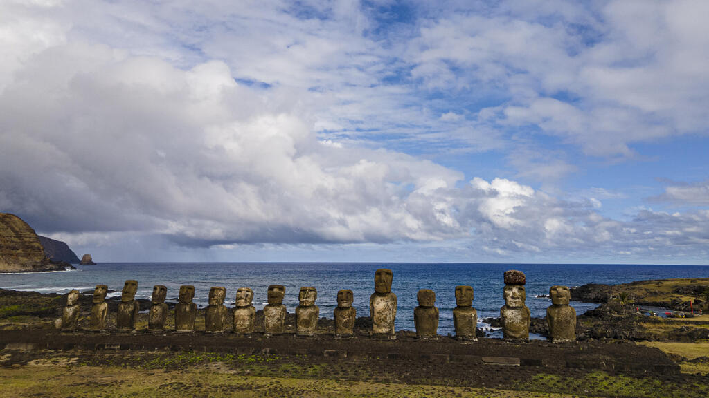 פסלי מואי באי הפסחא