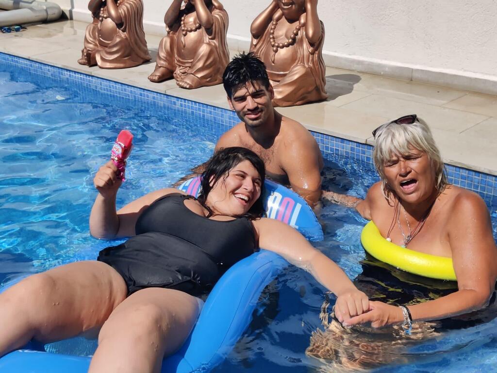 "היום אני יודעת להגיד שסבלתי מאכילה רגשית". מגנזי השילה 40 קילו ממשקלה (צילום: אוסף פרטי) נויה מגנזי מגזין סוף שבוע