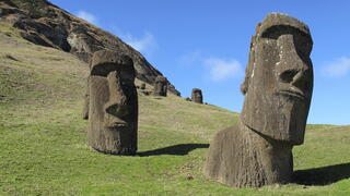 פסלי מואי האייקוניים באי הפסחא