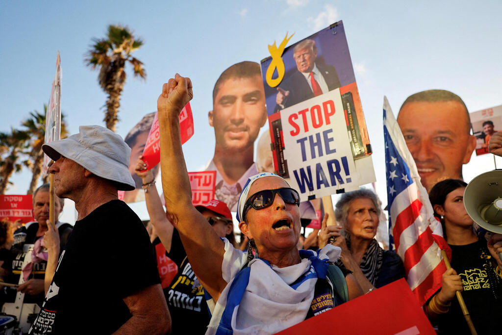Rally calling for the release of the hostages and an end to the war in Gaza (Photo: REUTERS/Ammar Awad) בזמן ביקור נתניהו בוושינגטון: הפגנה מול שגרירות ארה"ב בתל אביב