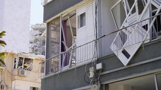 Разрушения после разрыва иранской ракеты 