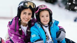 רותי סולימן, מצטיינת נשיא ומתנדבת שירות לאומי, עם ילדים פדויי שבי בטיול גיבוש