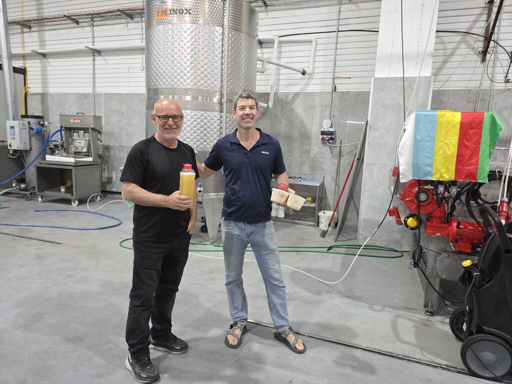 פרופ' אופיר בנימין מהחוג למדעי המזון בתל-חי (מימין) וד"ר אסעד סאפדי ממג'דל שמס