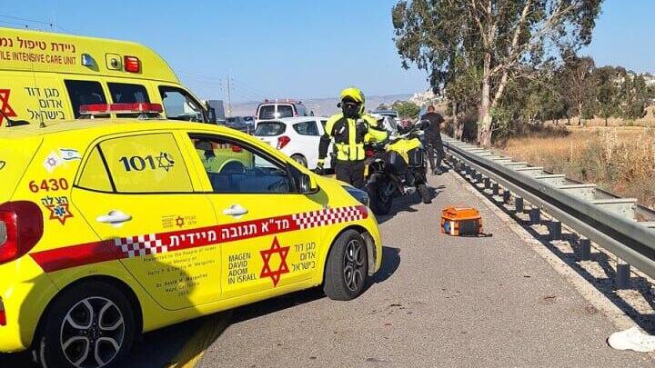 זירת תאונת הדרכים ליד טבריה שבה נפגעו 3 הולכי רגל