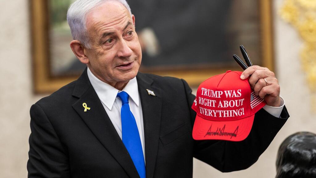Prime Minister Netanyahu during his visit to the White House last week (Photo: White House on X) נתניהו מחזיק כובע עם הכיתוב "טראמפ צודק לגבי הכל"