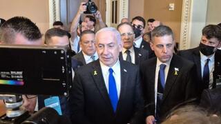 נתניהו מחוץ לפגישה עם ג'ון ת'ון