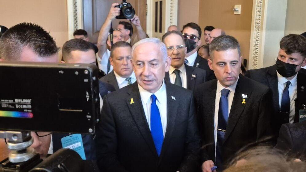 נתניהו מחוץ לפגישה עם ג'ון ת'ון