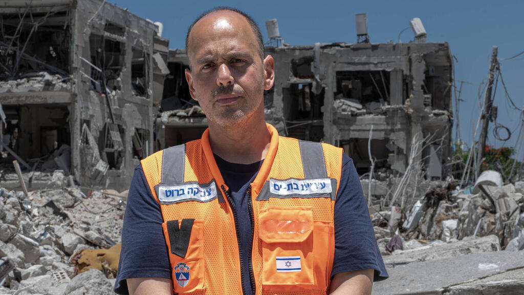 צביקה ברוט במוקד הנפילה בבת ים