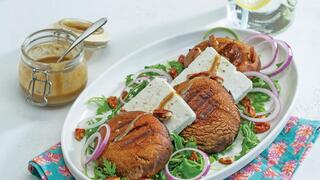 סטייק פורטובלו עם גבינה ואגוזים מתובלים