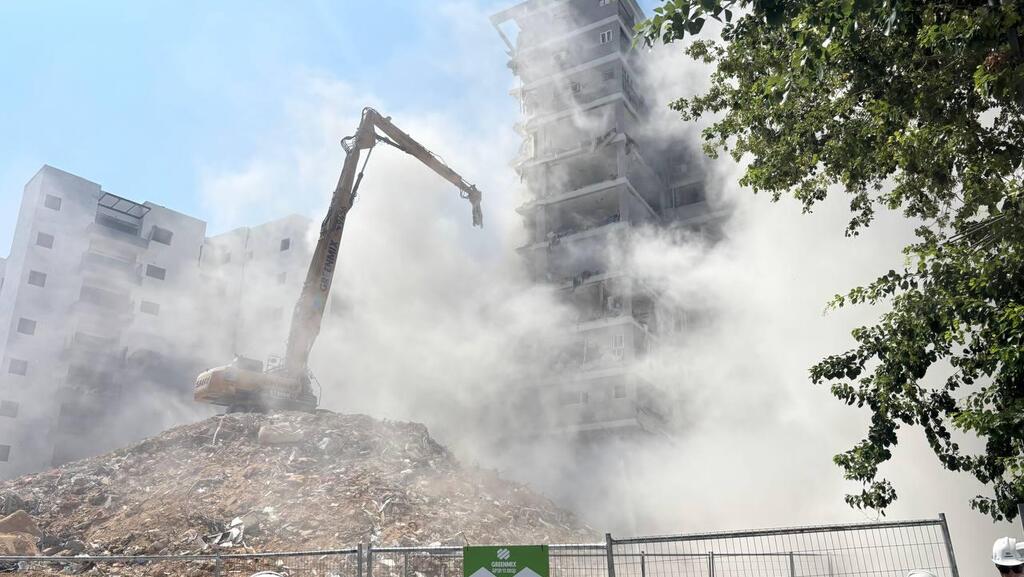 הריסת הבניין שנפגע פגיעה ישירה מטיל בבת ים