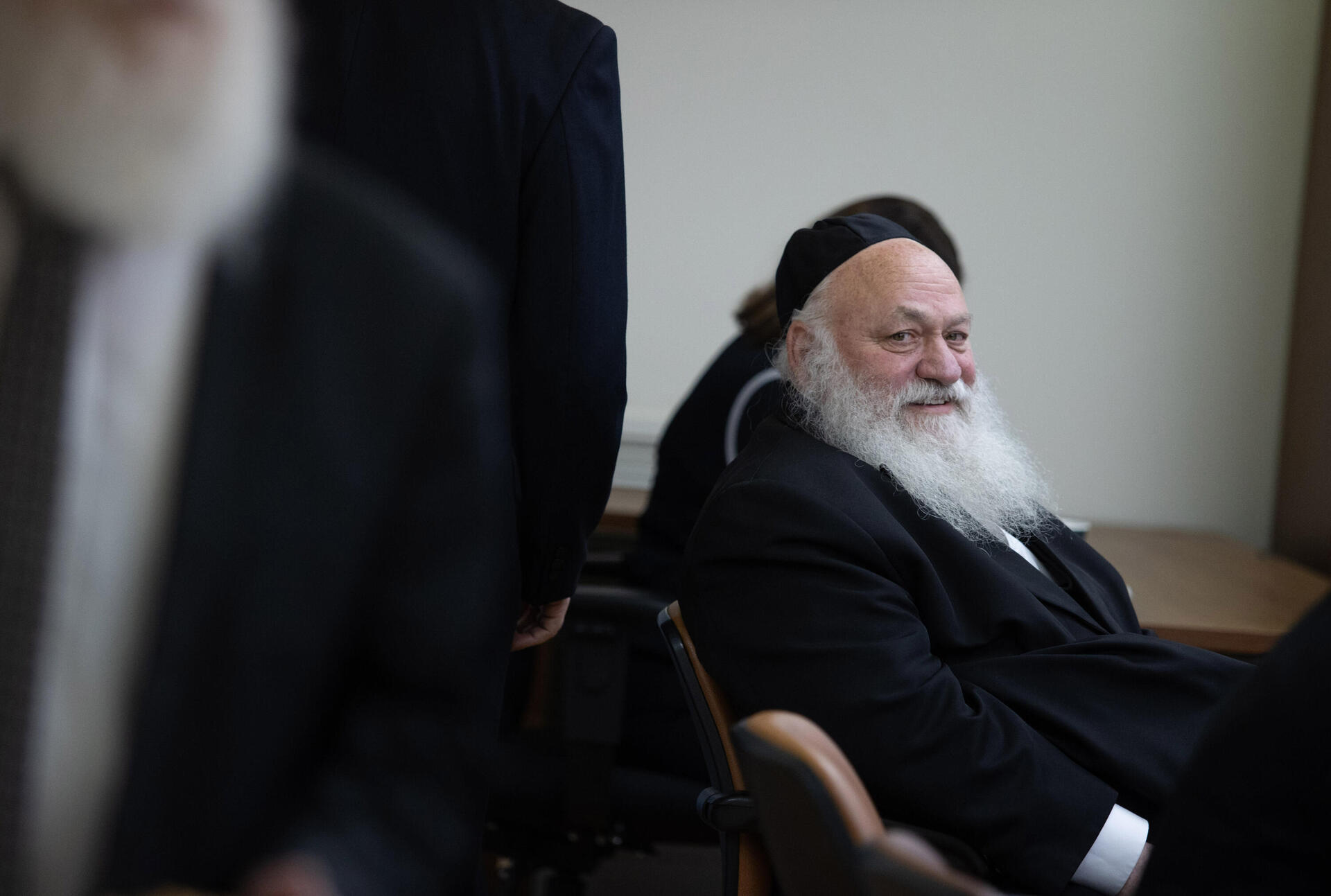 חבר הכנסת יצחק גולדקנופף בישיבת סיעה 