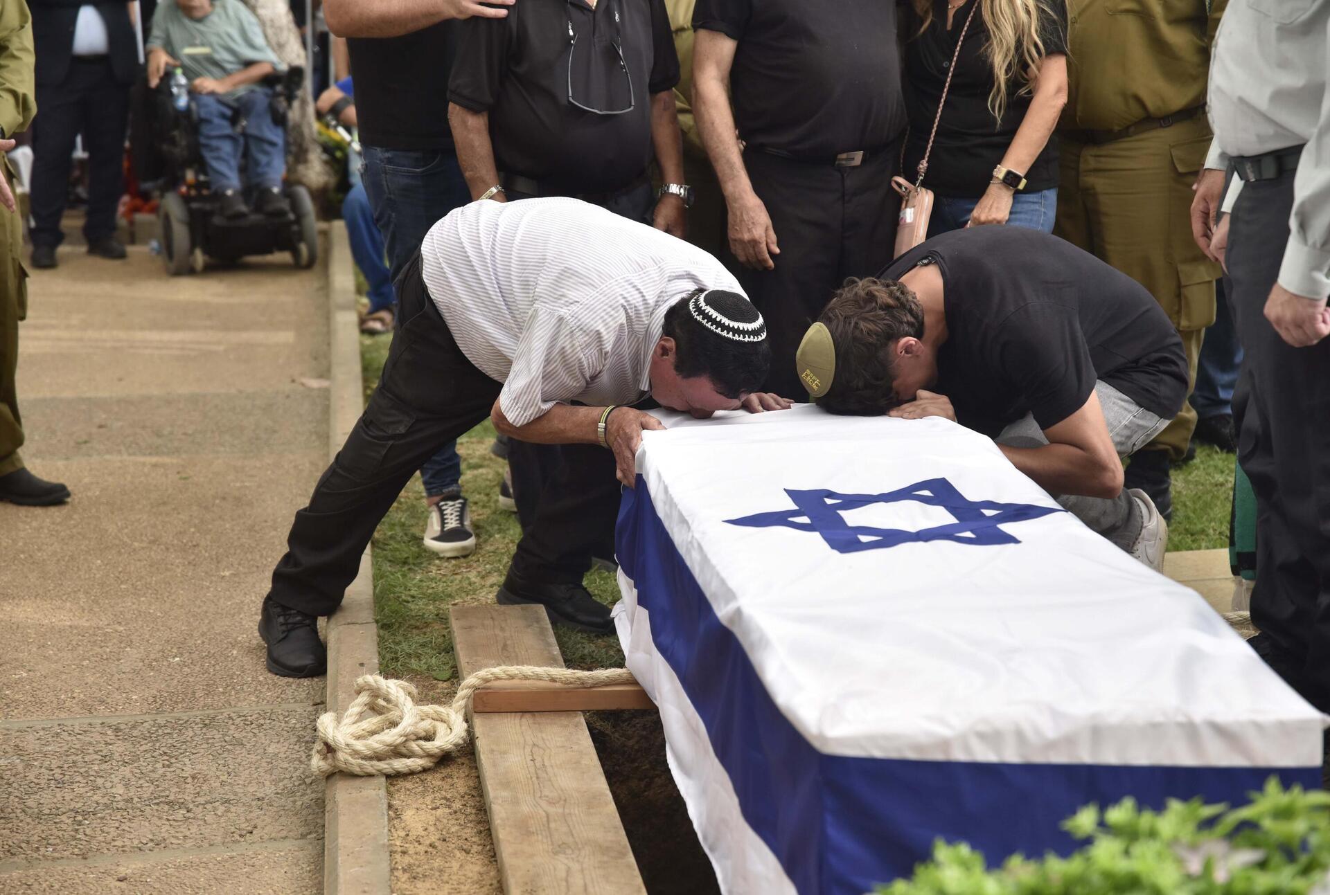 הלווייתו של רבֹ ֹ סמל בנימין אסולין ז"ל 