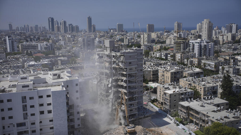הריסת הבניין שנפגע פגיעה ישירה מטיל בבת ים