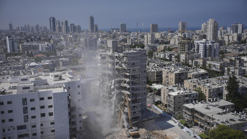 הריסת הבניין שנפגע פגיעה ישירה מטיל בבת ים