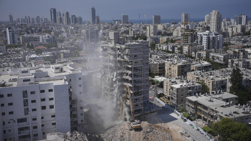 הריסת הבניין שנפגע פגיעה ישירה מטיל בבת ים