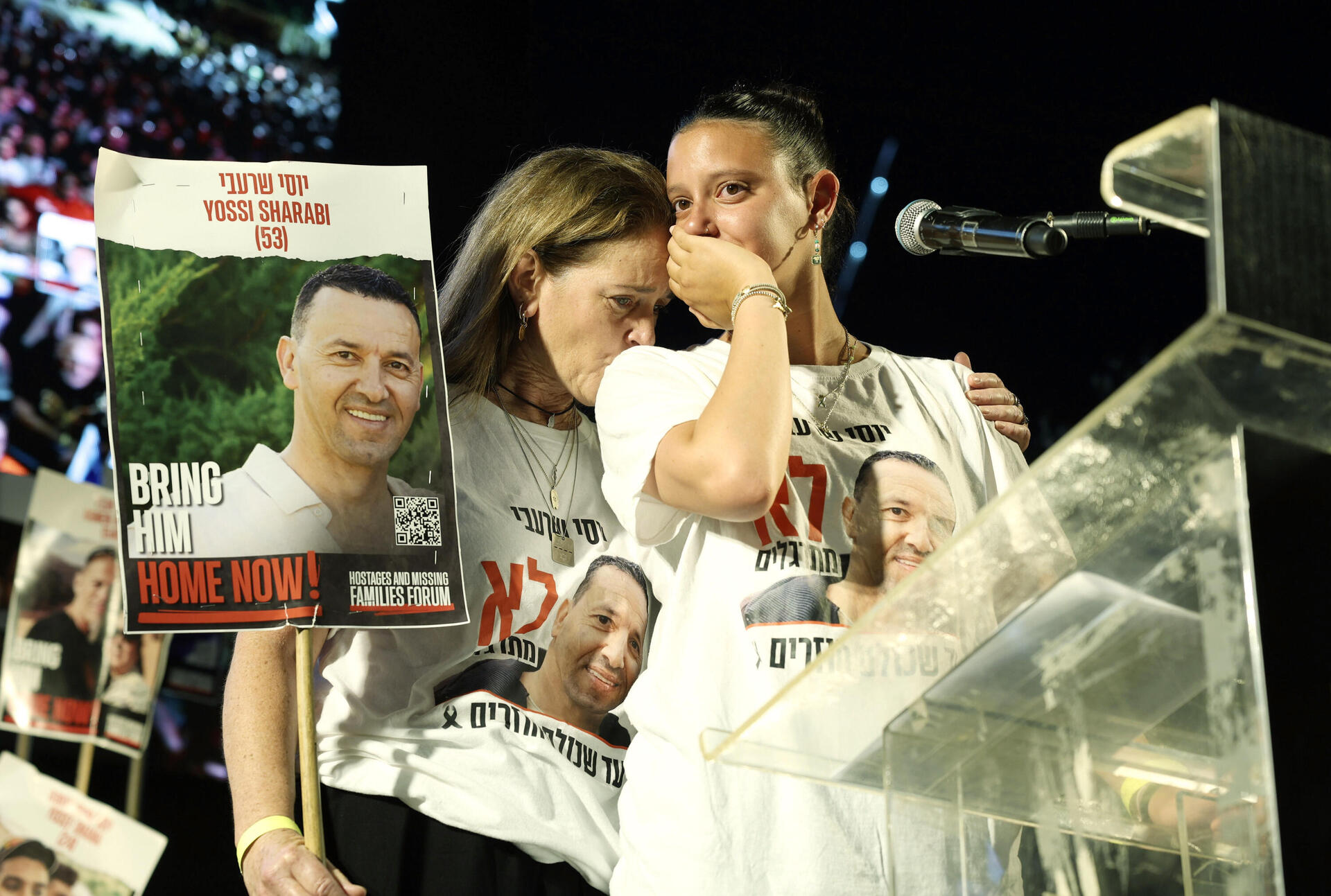 יובל שרעבי, בתו של יוסי ז"ל שעדיין בעזה, ביחד עם אמה בכיכר החטופים 