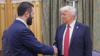 דונלד טראמפ בפגישתו עם נשיא סוריה מוחמד אל־ג'ולאני בסעודיה