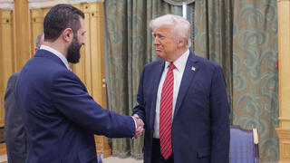 דונלד טראמפ בפגישתו עם נשיא סוריה מוחמד אל־ג'ולאני בסעודיה
