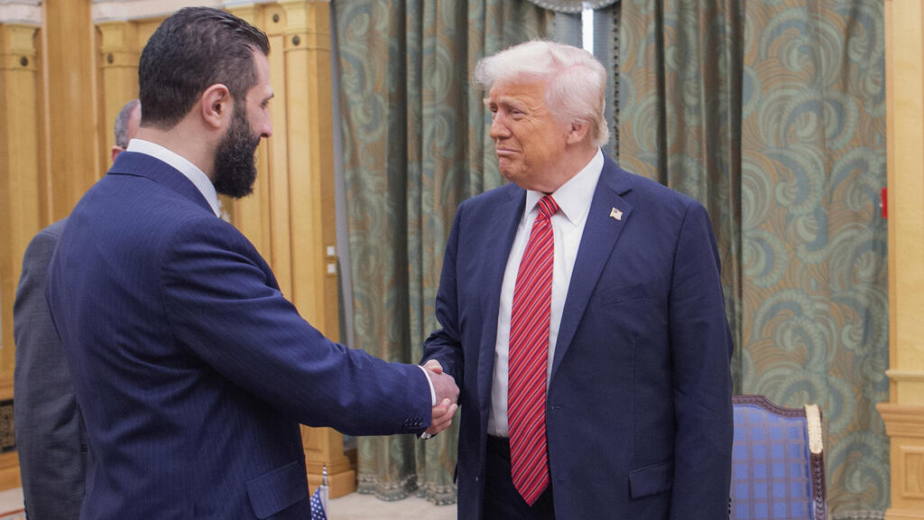 דונלד טראמפ בפגישתו עם נשיא סוריה מוחמד אל־ג'ולאני בסעודיה