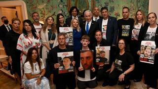 ראש הממשלה בנימין נתניהו ורעייתו שרה נתניהו נפגשו בוושינגטון עם משפחות חטופים