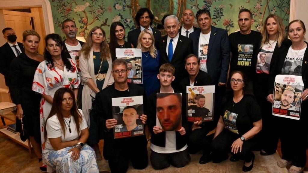 Prime Minister Benjamin Netanyahu and his wife, Sara Netanyahu, met in Washington with families of the hostages (Photo: GPO) ראש הממשלה בנימין נתניהו ורעייתו שרה נתניהו נפגשו בוושינגטון עם משפחות חטופים